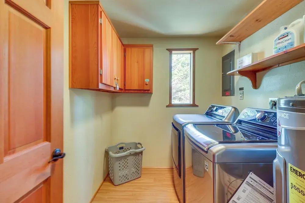 'griz Den' Cabin w/ 2 King Beds Near Glacier!