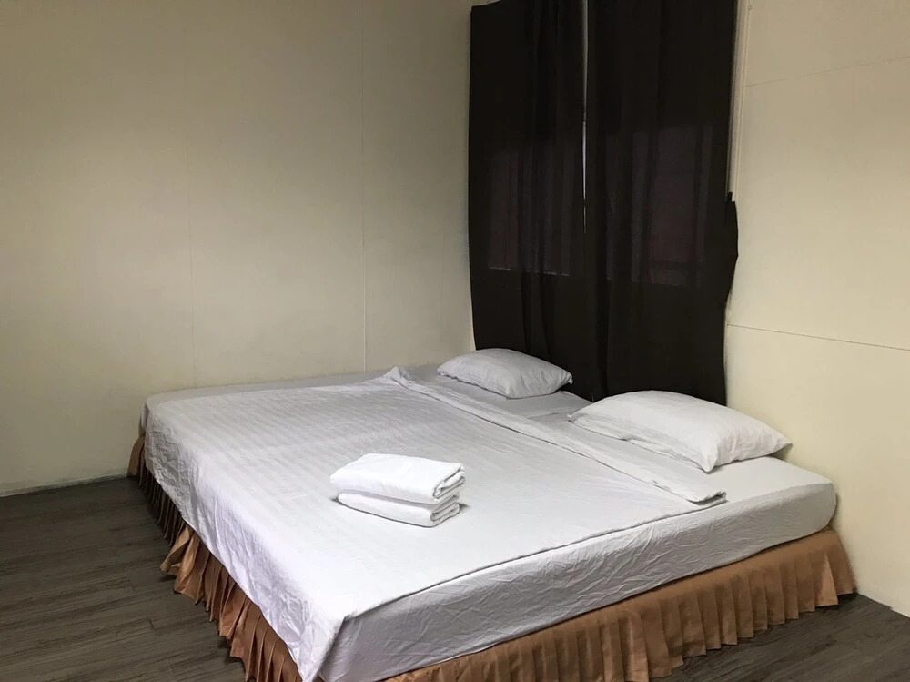 Happy Hotel