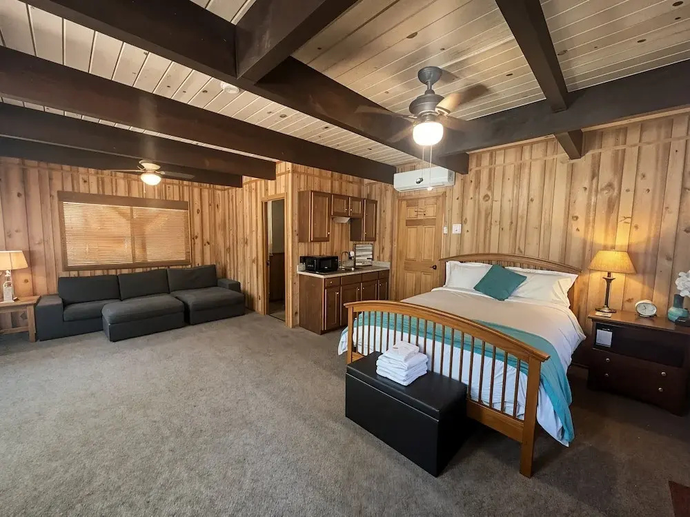 The Cozy Cabin - 2-level Home With Spacious Yard 4 Bedroom Home