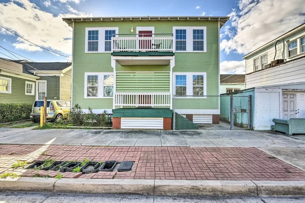 Steps to Beach: Nautical Galveston Home Near Pier!