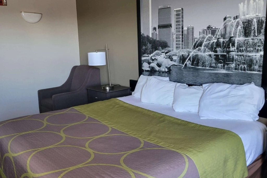 Super 8 by Wyndham Aurora/Naperville Area