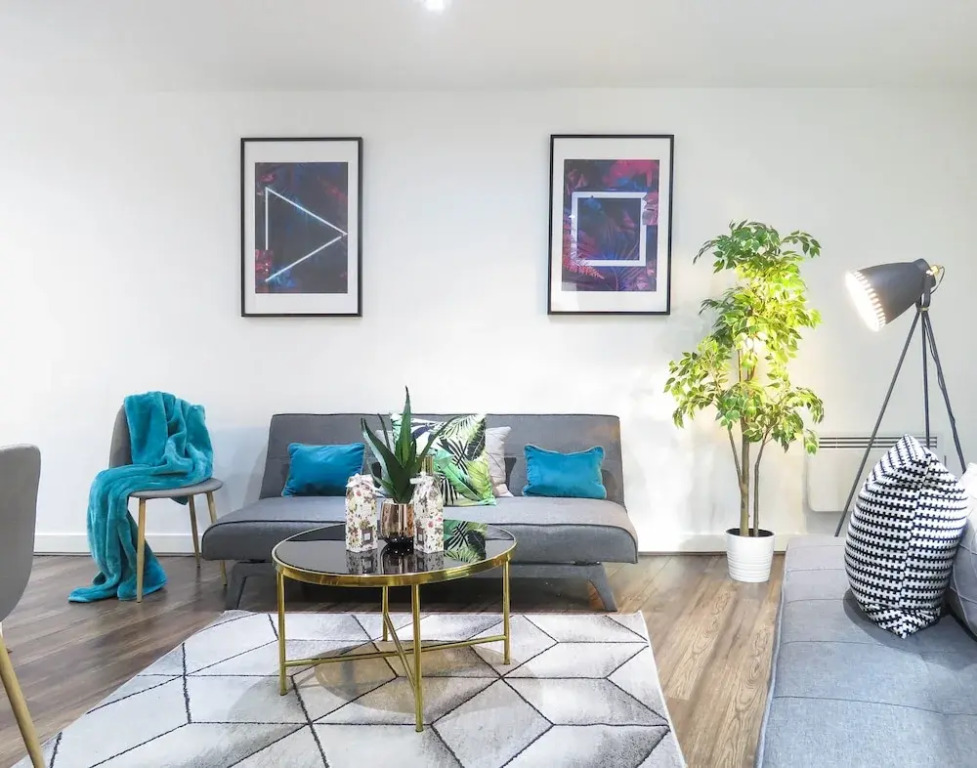 Tudors eSUites Birmingham Apartments Terrace and Private Parking
