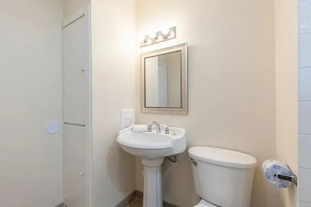 Aquarius Condominium 1001