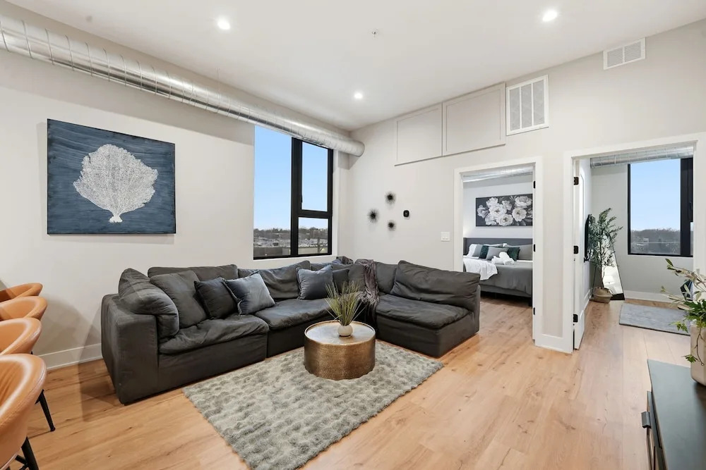 Edgewater Apt With Free Parking Gym Modern Living