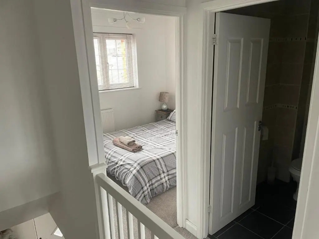 River House 2BR 1 bathroom downstairs toilet Parking St Neots Town Centre