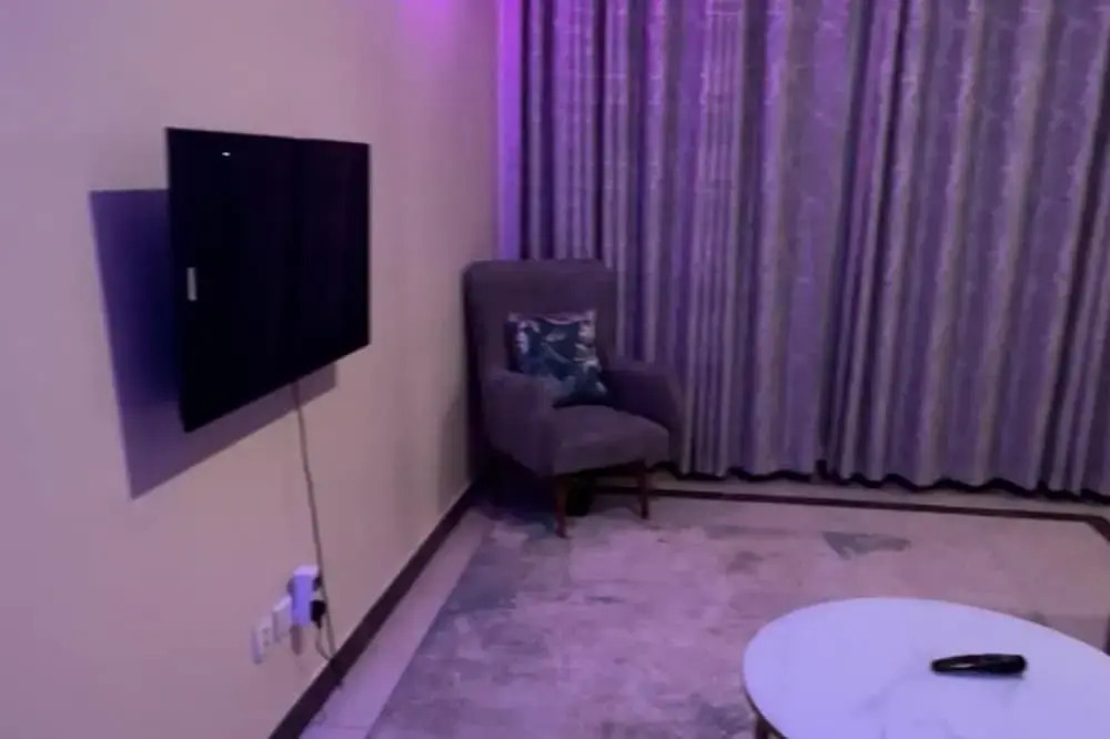 1 Bed Apt Sleeps 2 - Indoor Pool - Enclosed Garden