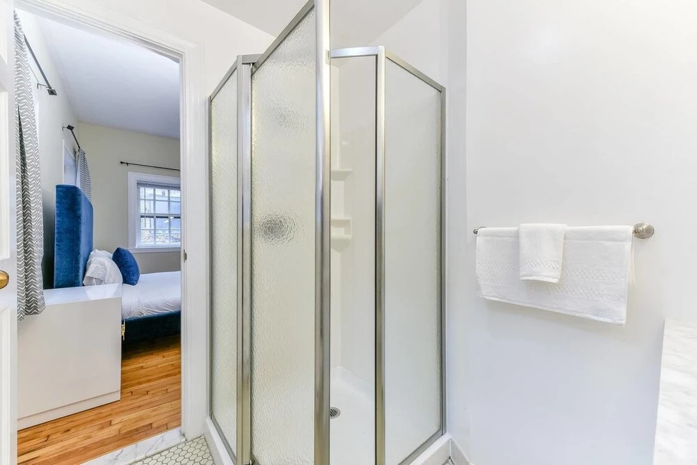 Stylish 2br/2ba Apt in Beacon Hill by Domio