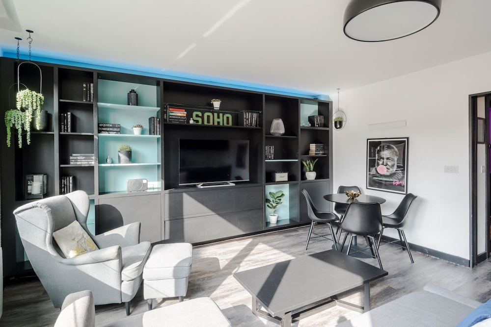 The Slaycation Crib: Stylish London Retreat By