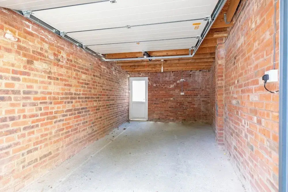 Elliot Oliver - Comfortable Five Bedroom Town Centre House With Garden & Garage