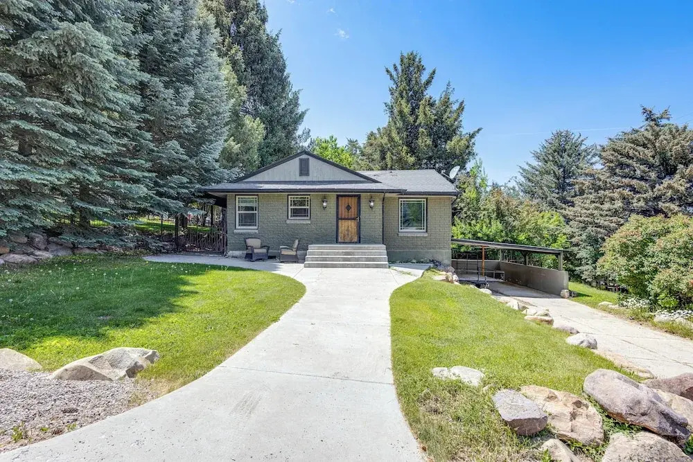 Mountain Views: Walkable Lava Hot Springs Home!