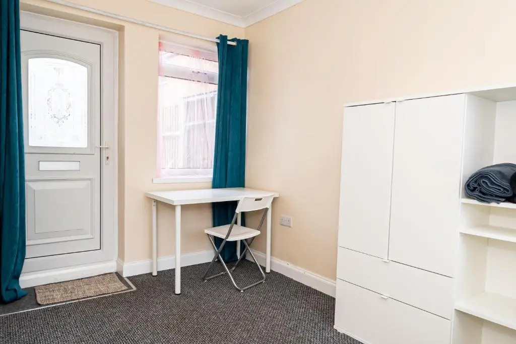 Shirley House 3, Guest House, Self Catering, Self Check in with Smart Locks, Use of Fully Equipped Kitchen, close to City Centre, Ideal for Longer Stays, Walking Distance to BAT, 20 min Drive to Fawley Refinery, Excellent Transport Links