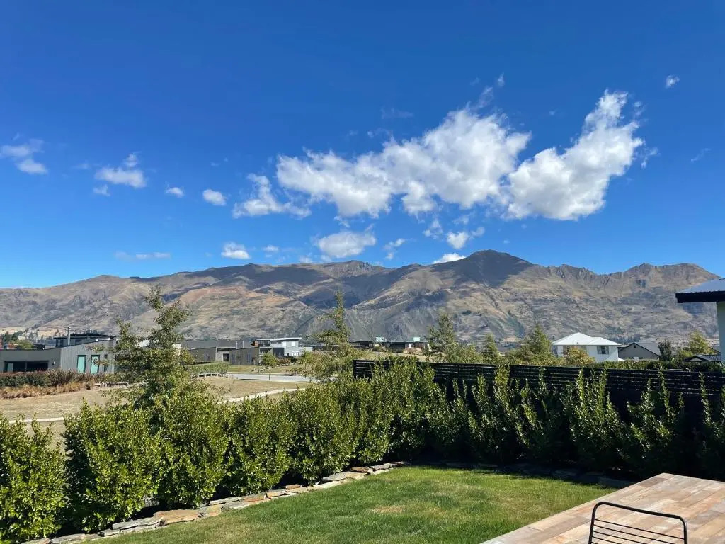 Minaret Ridge - Family Friendly - Sleeps 8 - Mountain Views - Close to Lake