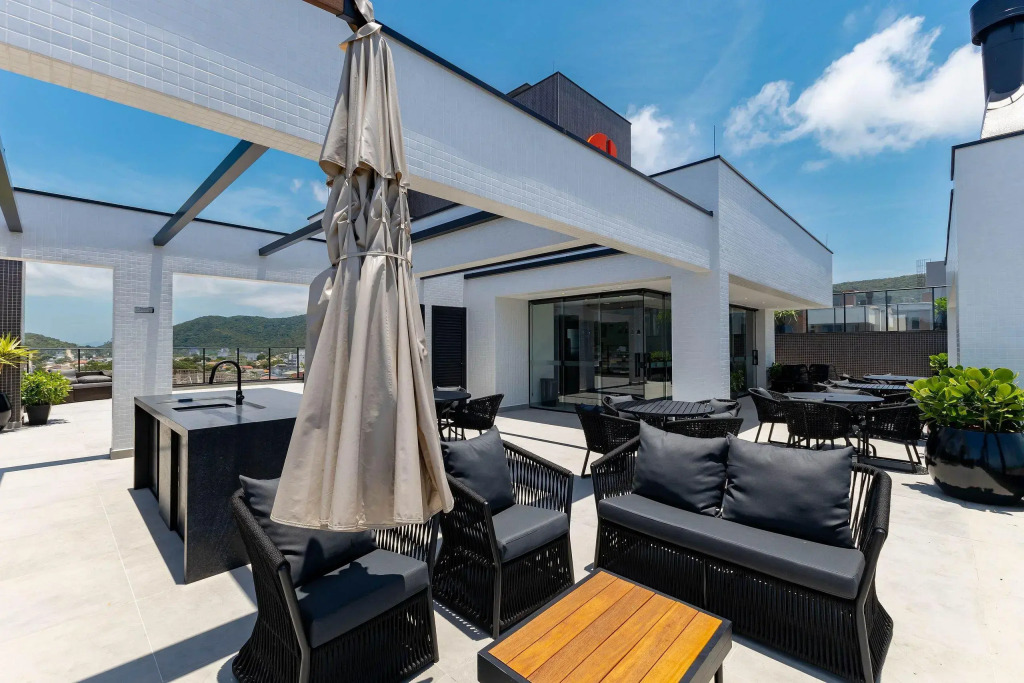 Luxuoso Loft em Condomínio com Piscina a 150m do Mar