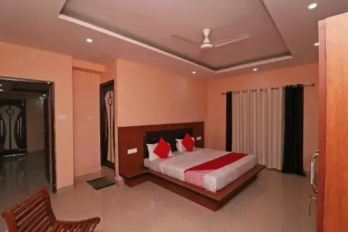OYO 18469 Hotel Hmvr