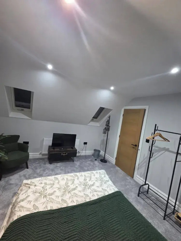 Luxurious 5-bedroom House Rental With Scenic Countryside Views