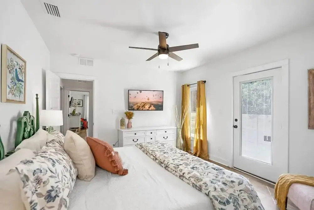 Newly Renovated Whimsical Cottage 2 Beds Hot Tub