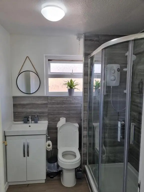 Modern 2-Bed Home - Private Garden Parking & WiFi