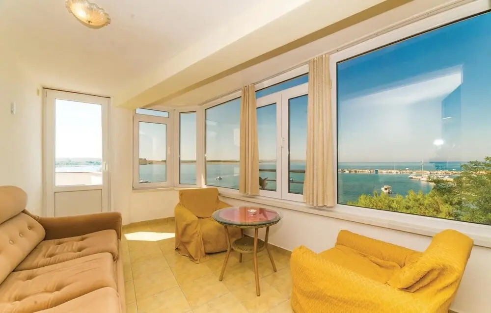 2 Bedroom Stunning Home In Povljana