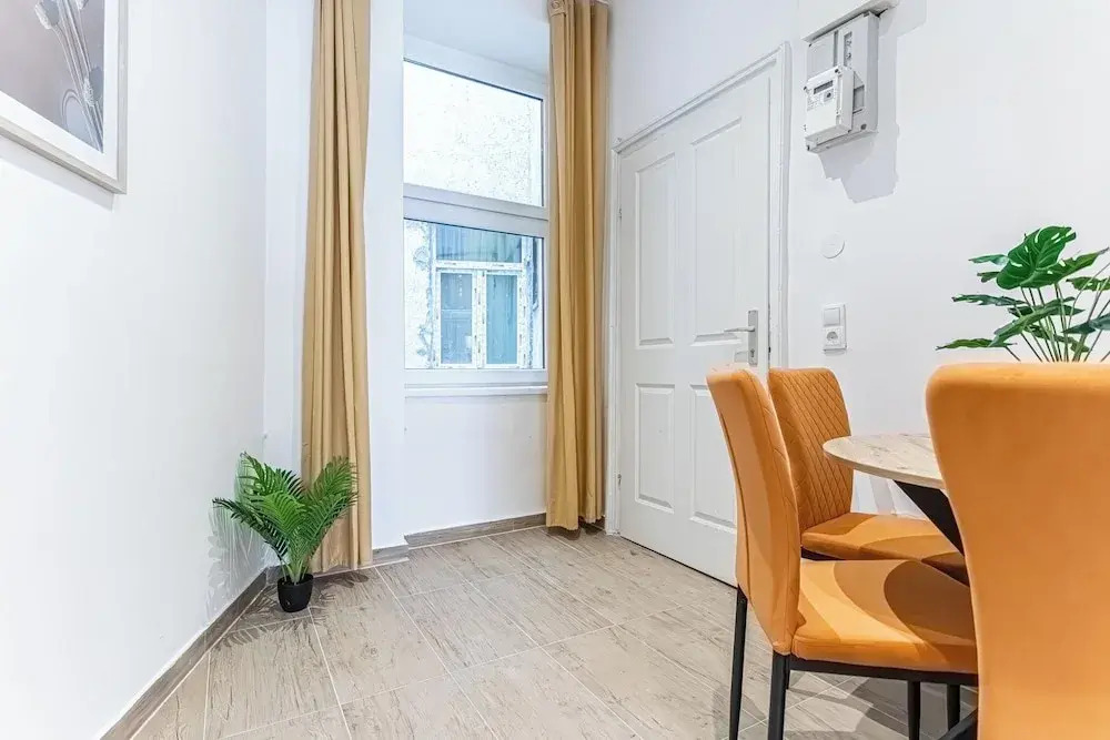 Chic 1BR Apt Walk to Vienna Sights