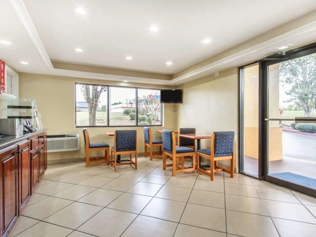 Econo Lodge Inn & Suites Evergreen