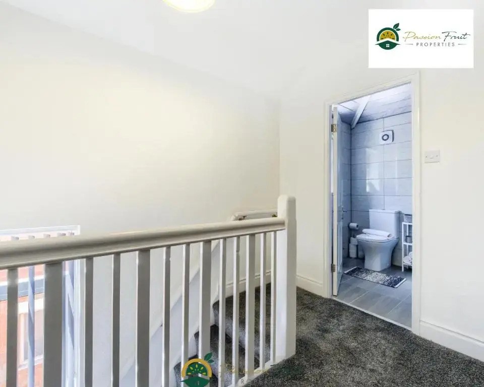 3 Bedroom Coventry House By Passionfruitproperties with Free Wi-fi, Large Garden and Driveway - 52NRC