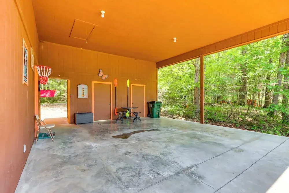Hot Tub & Fire Pit: Holiday Island Getaway!