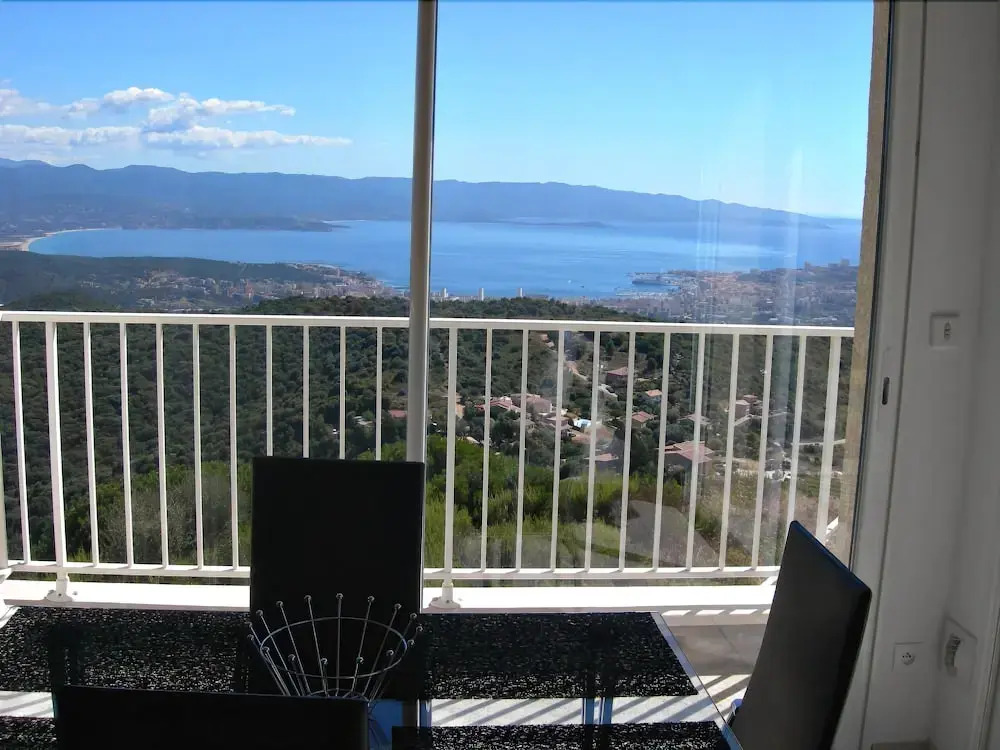 Gîtes Sassone, piscine, jacuzzi et vue mer panoramique sur Ajaccio