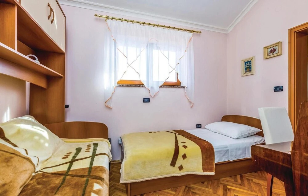 Amazing Home in Icici With Wifi and 2 Bedrooms
