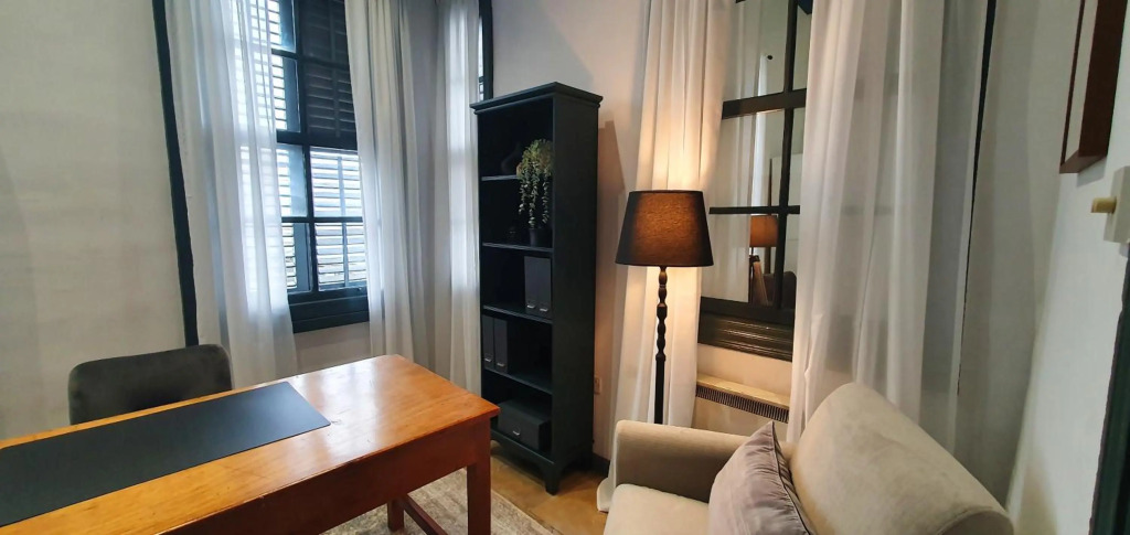 Phaedrus Living: Cozy Down Town House Aischylou