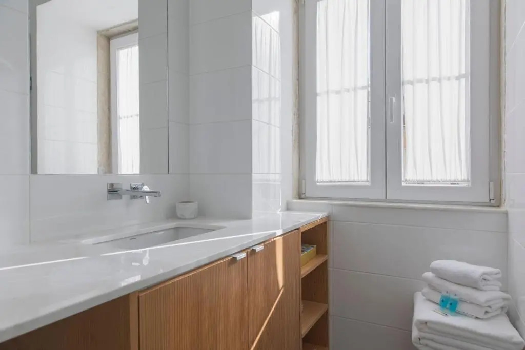 LovelyStay - Sunny flat w/ balcony overseeing Graca and River
