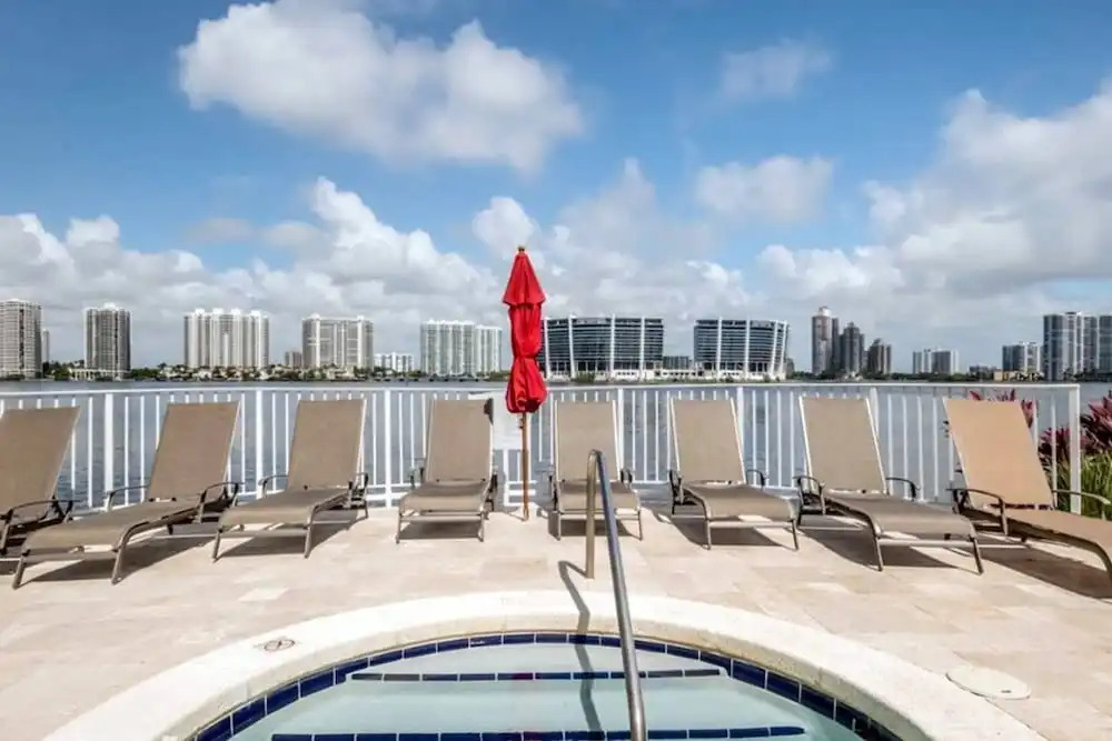 Le Marina Bay 403- Condo 5 People. Sunny Isles