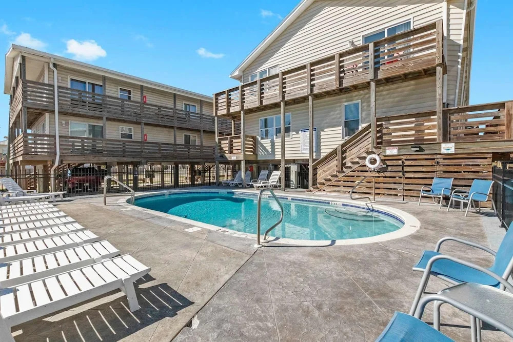 2BR Condo w Pool Beach Access and Walk to Hangout