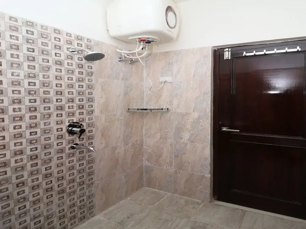 OYO 13406 Hotel Golden Leaf