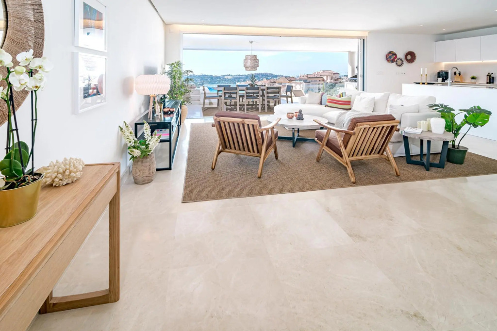 LMR- Luxury apartment, private pool. Families only
