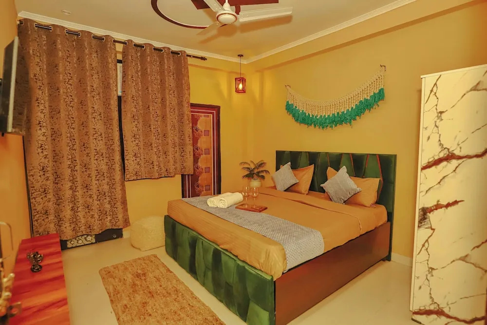 Roomshala 092 HOTEL DELHI CONTINENTAL