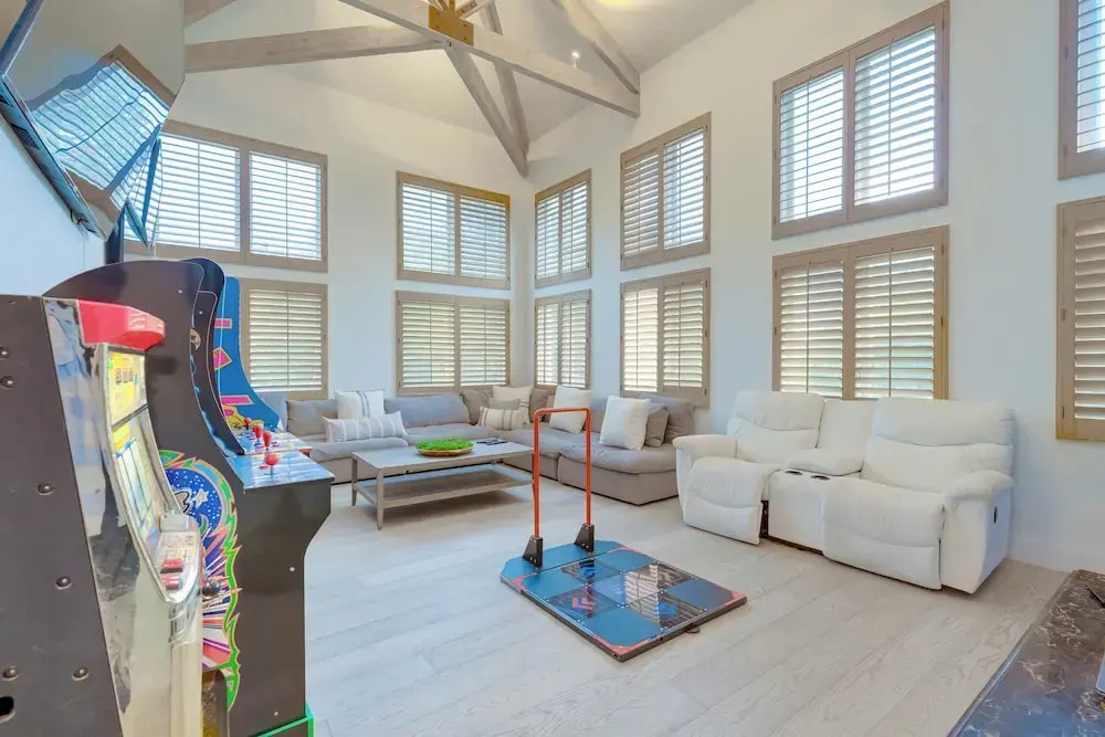 Carolwood - Modern Tuscan Villa With Rolling Lawns and Loggia in Holmby Hills