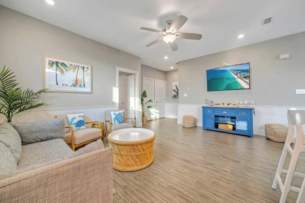 Sleeps 33! 4 Condos, Walk to the Beach, Resort-style Pool, Endless Summer Resort