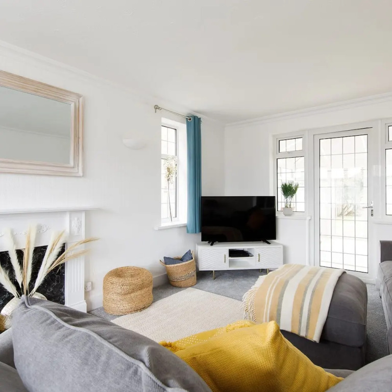 Bright & Modern 4 br House 100 metres from Beach