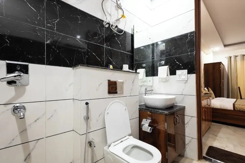 Hotel Gill Comfort Inn - Close to MEDANTA, ARTEMIS AND FORTIS HOSPITAL
