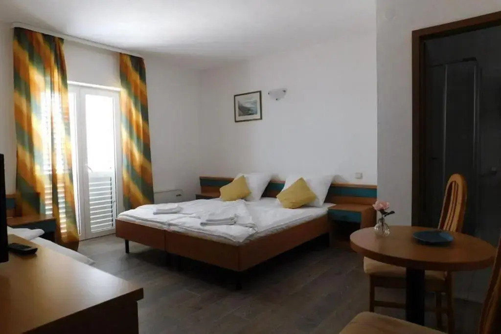 Rooms by the sea Supetar, Brac - 19049