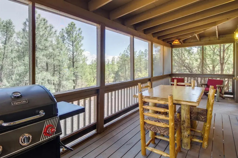 2 Mi to Show Low Lake: Scenic Cabin w/ Balcony