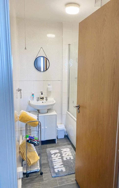 Unique view of Anfield stadium - Charming 2 bedroom apartment in Liverpool with parking