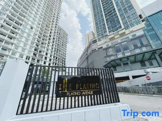 PLATINO SERVICE APARTMENT, 2BR Family Suite, Next to Paradigm mall JB with Big Patio & Pool Access