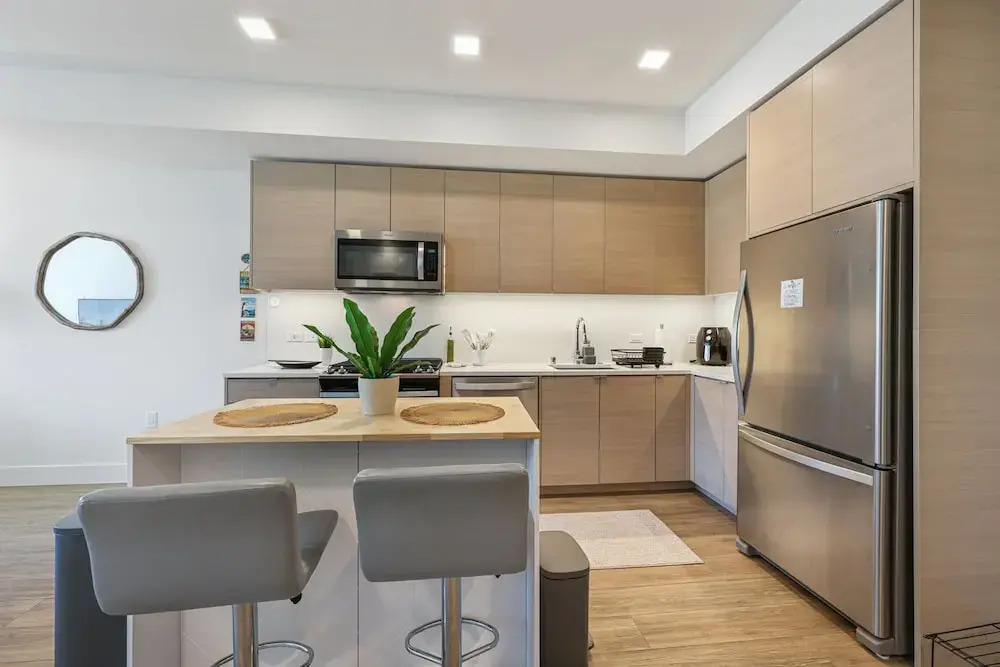 NEW Upscale Downtown San Diego Stay Queen Bed Pool Sauna