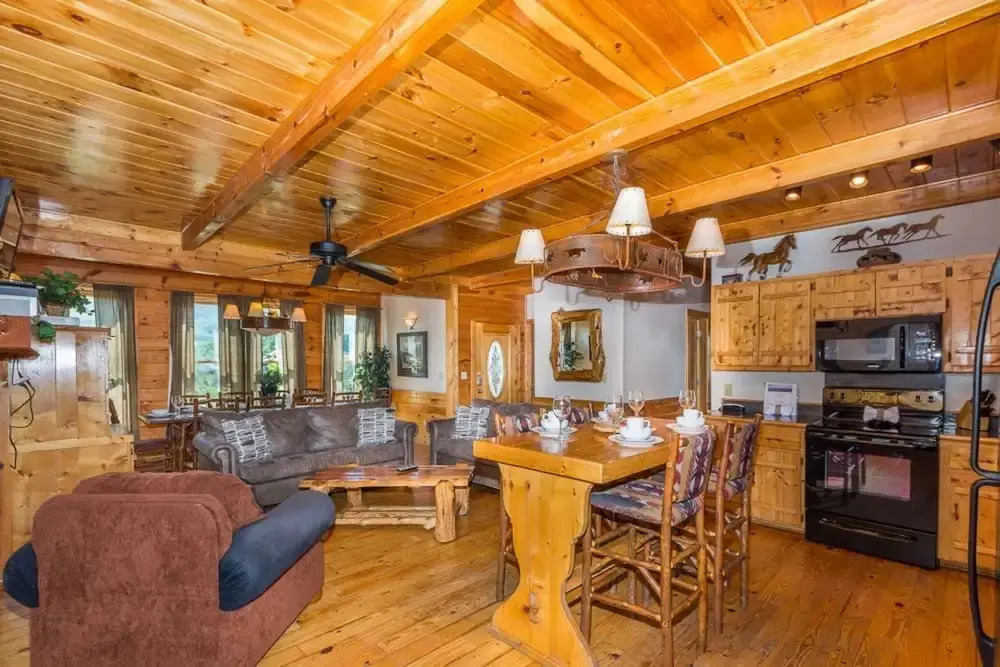 9 Bedroom Roscoe's Retreat by Hosteeva