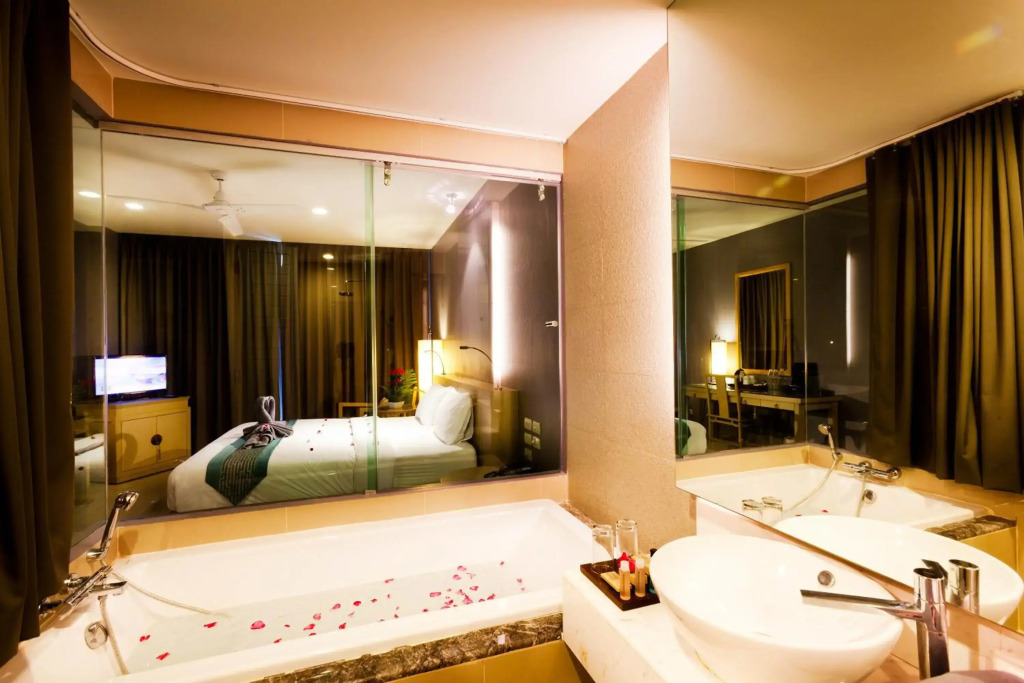 Ramaburin Resort Patong - Walking distance to the Beach