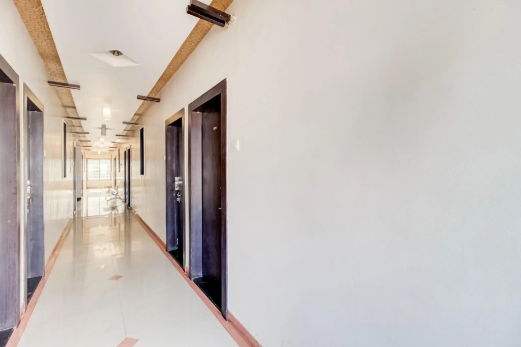 Warunase Palace by OYO Rooms