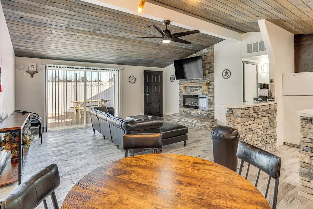 1 Mi to Main St Eats! Single-level Red Bluff Home