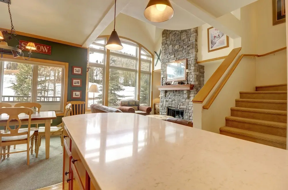 Er9 Elk Run 4 Bd 4.5 Ba 4 Bedroom Townhouse by RedAwning