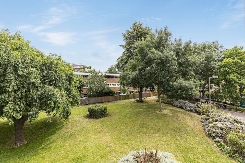 Bright 2 BR Battersea Flat With Great Location